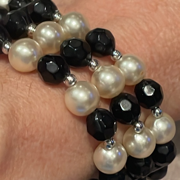 Pearl and black Beaded Stretch Bracelet 6-8” - Picture 3 of 6